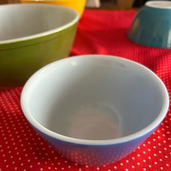 Vibrant Pyrex Mixing Bowl Set - Picture 4 of 8